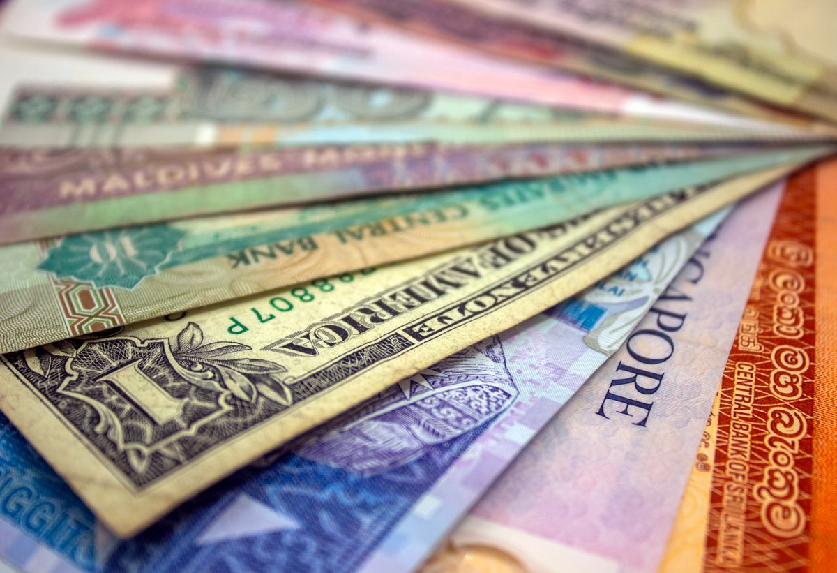 Zbliżenie na banknoty różnych państw ułożone warstwami