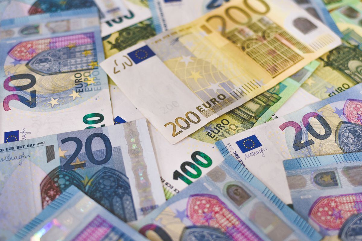 Rozsypane banknoty euro różnych nominałów widziane z góry