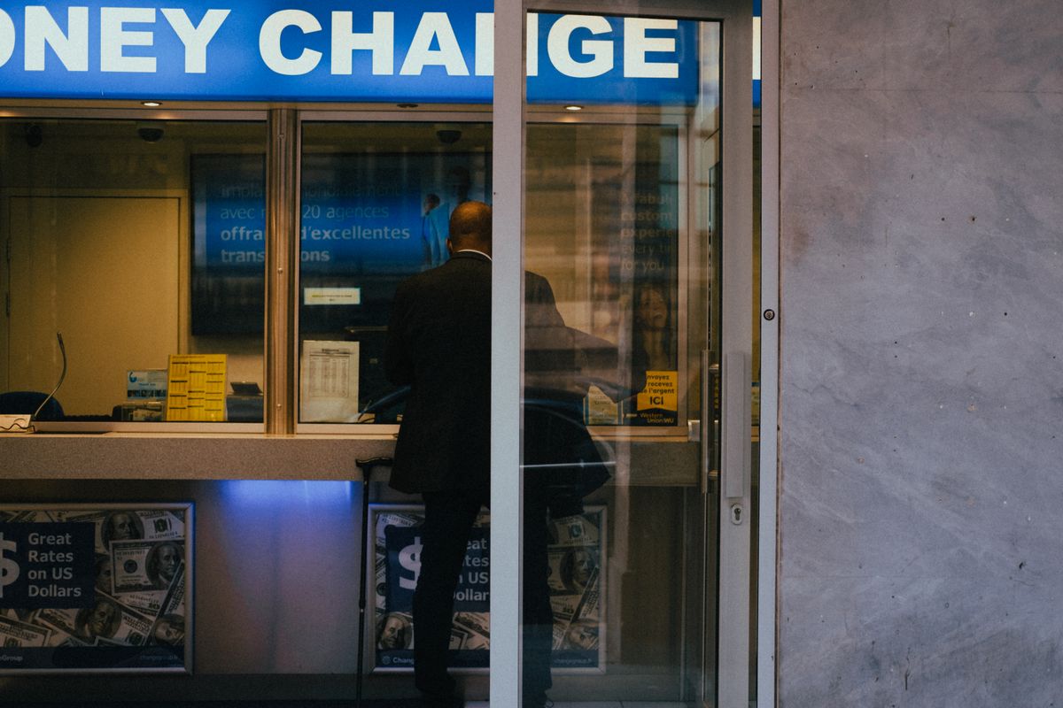 Klient przy okienku punktu wymiany walut z szyldem money change