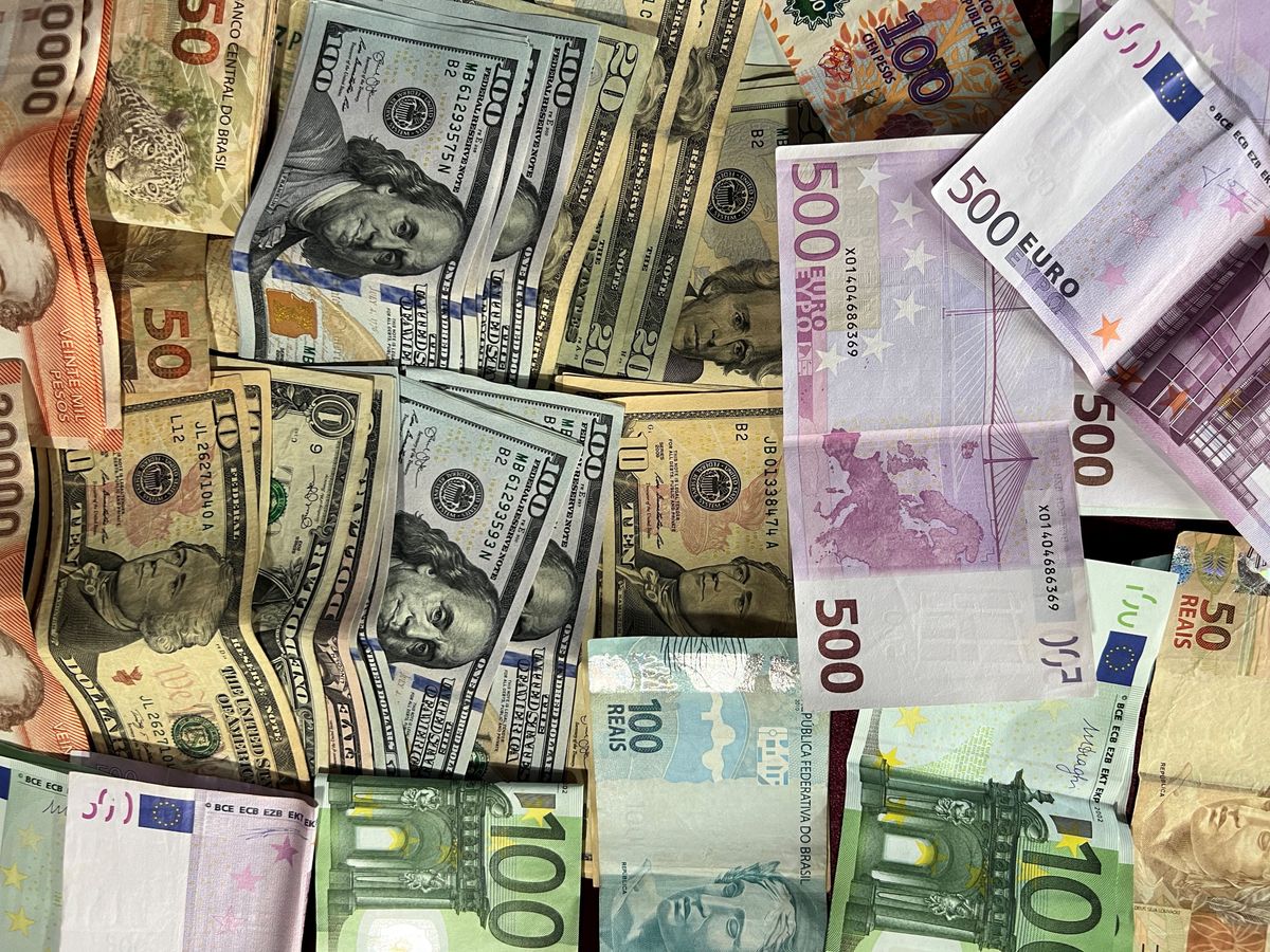 Banknoty euro, dolary i waluty innych krajów rozłożone obok siebie