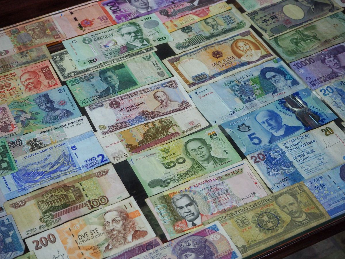 Banknoty z kilkudziesięciu krajów ułożone obok siebie w równych rzędach