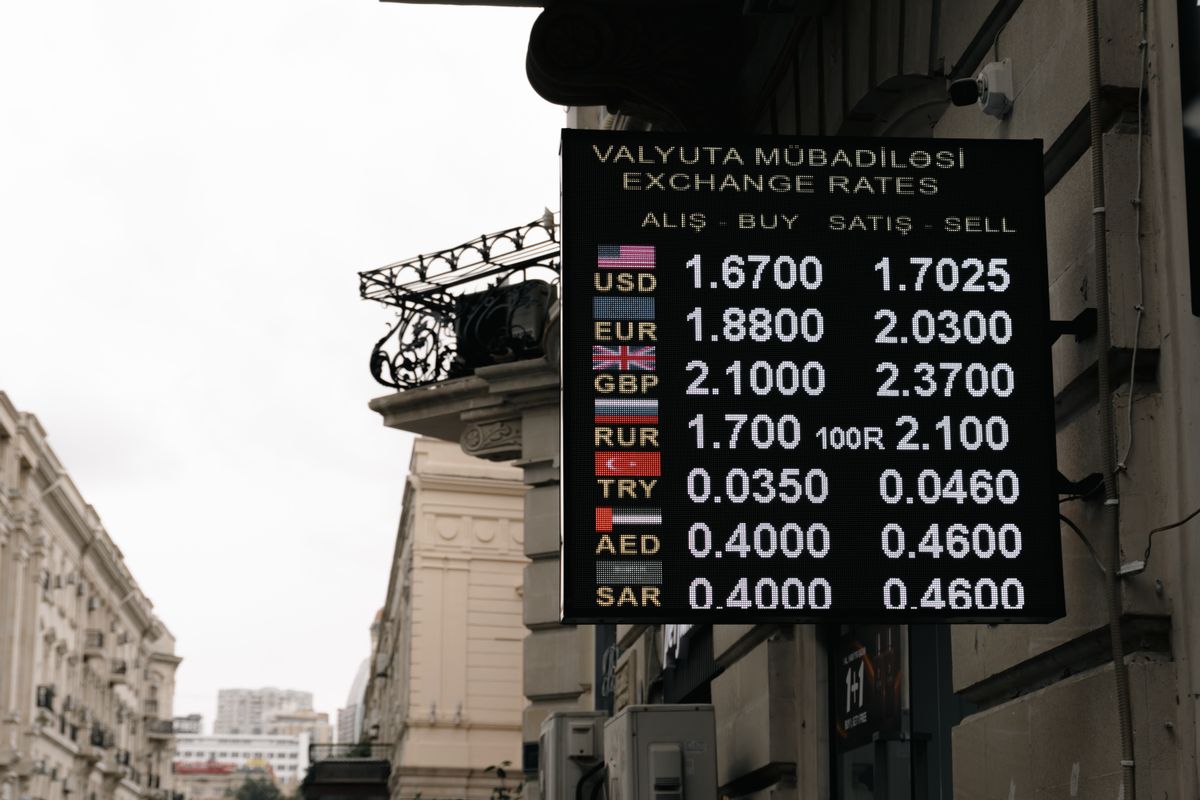 Elektroniczna tablica kursowa kantoru z kolumnami kupna i sprzedaży dla kilku walut