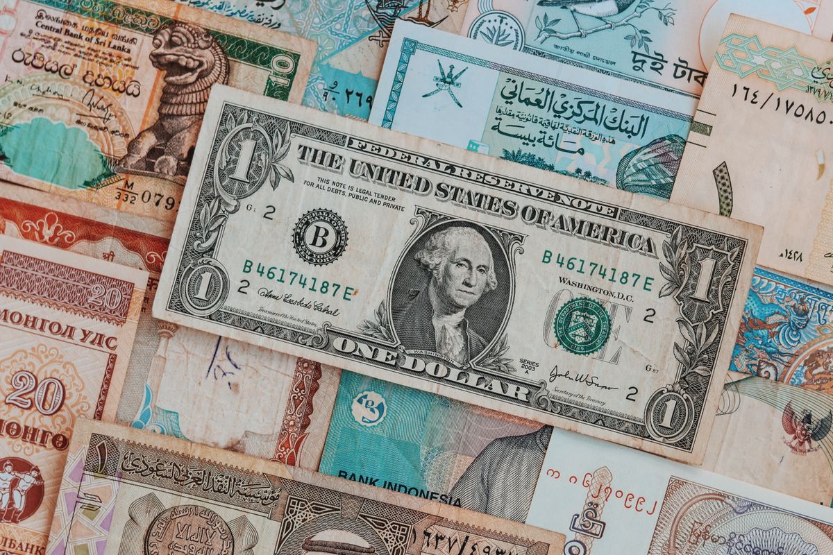 Plik banknotów różnych walut ułożony jeden na drugim