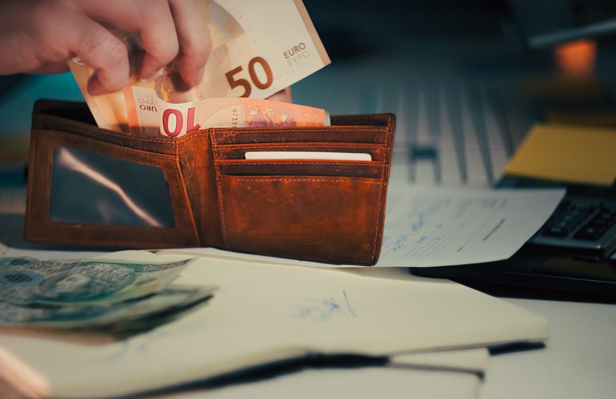 Portfel z banknotami euro i dokumentami na biurku